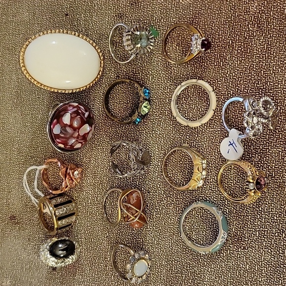 RINGS (16) - Picture 2 of 4